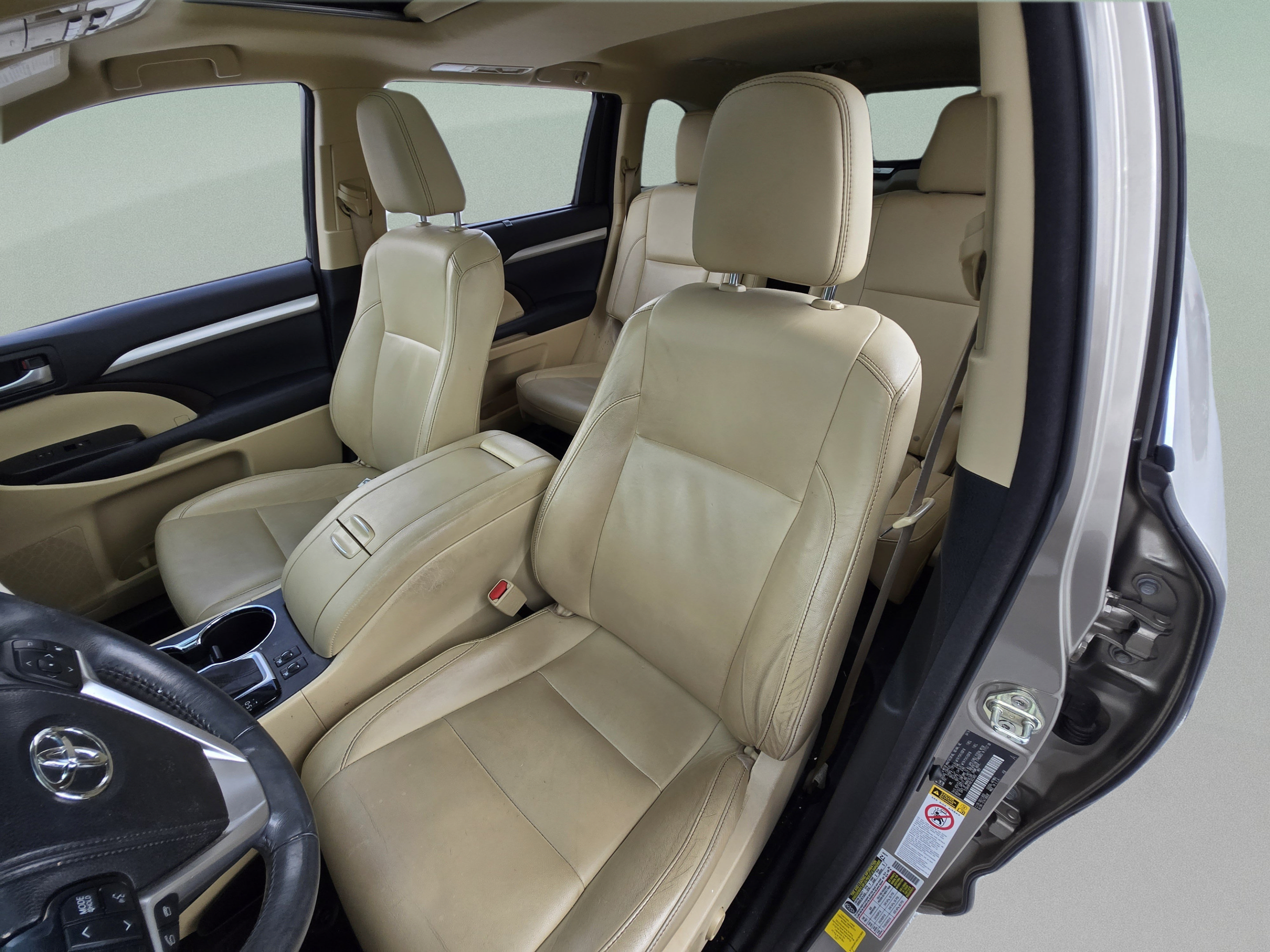 Used 2014 Toyota Highlander XLE FWD image 12