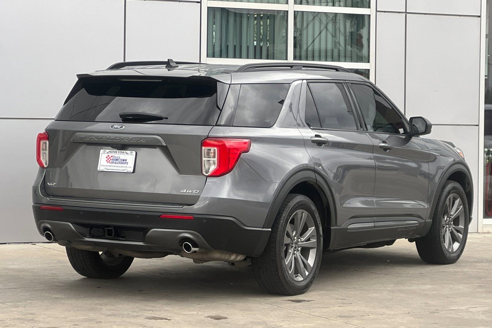 Used 2021 Ford Explorer XLT w/ Equipment Group 202A image 4