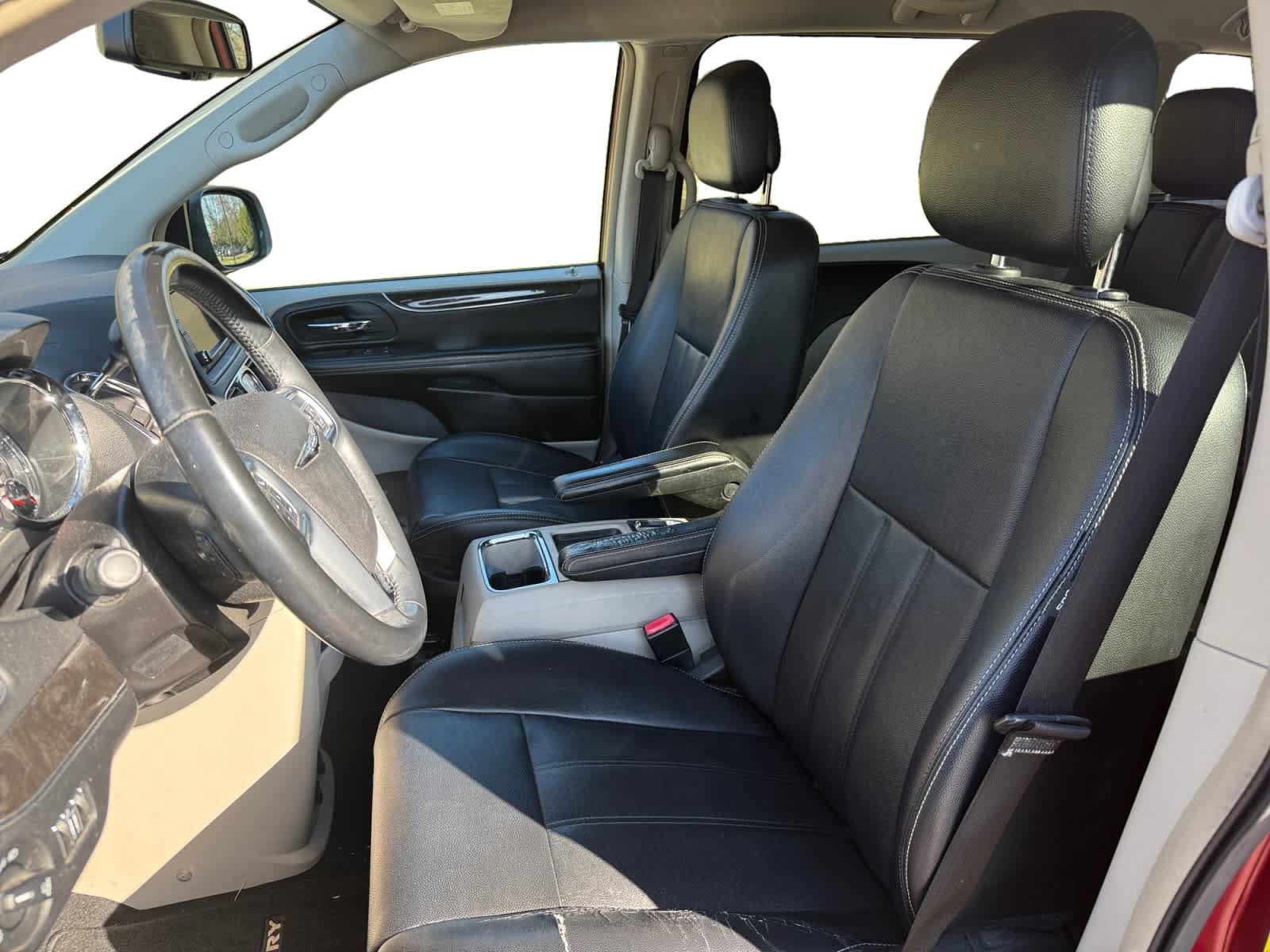 Used 2013 Chrysler Town & Country Touring image 9