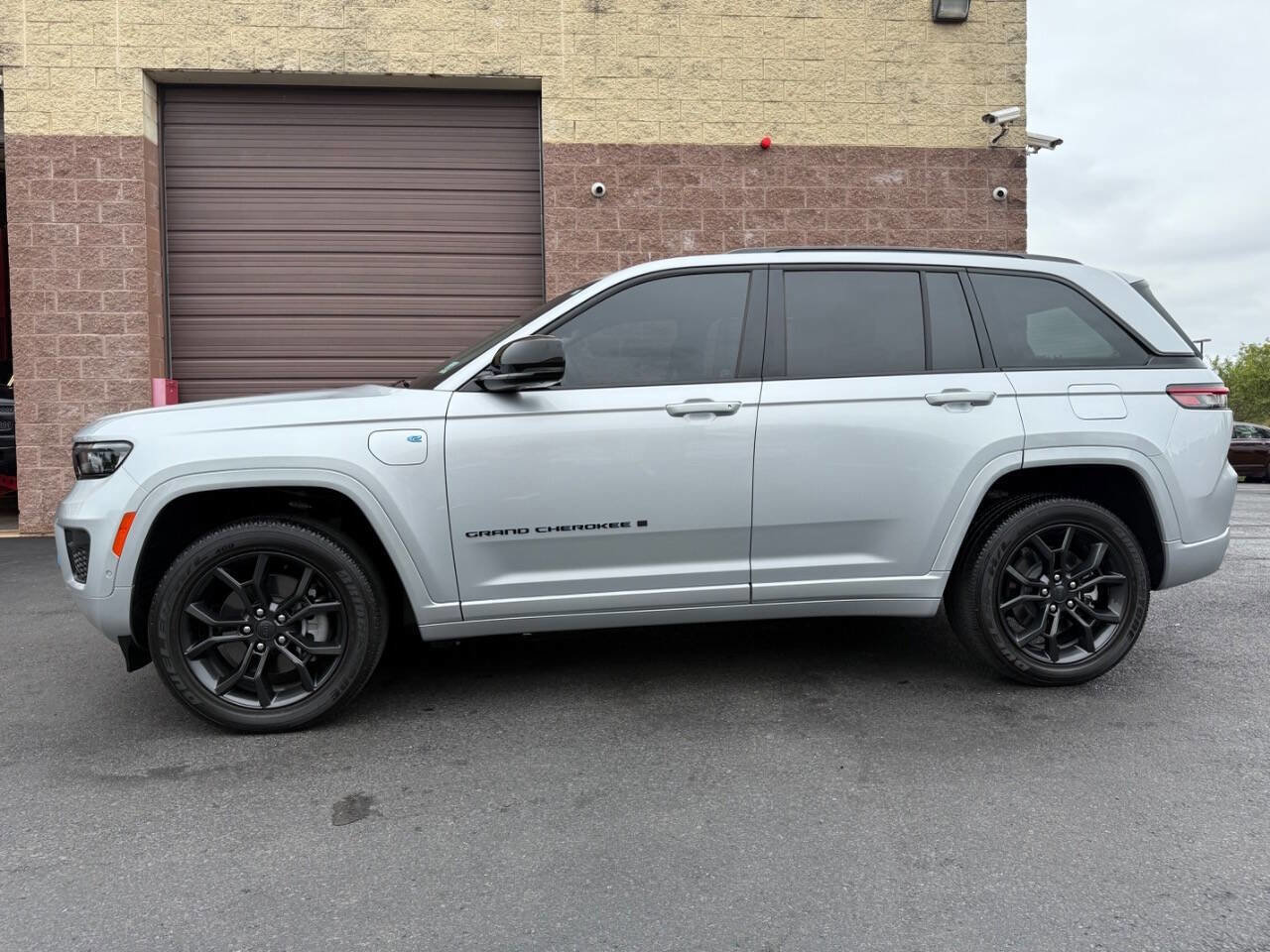 Used 2023 Jeep Grand Cherokee 30th Anniversary image 27