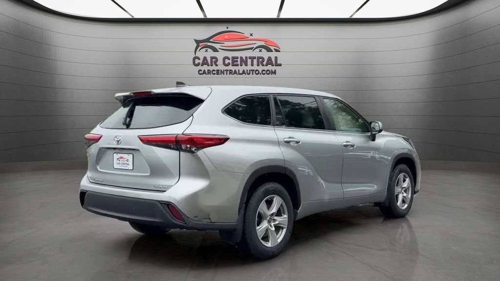 Used 2023 Toyota Highlander LE AWD/4WD image 6