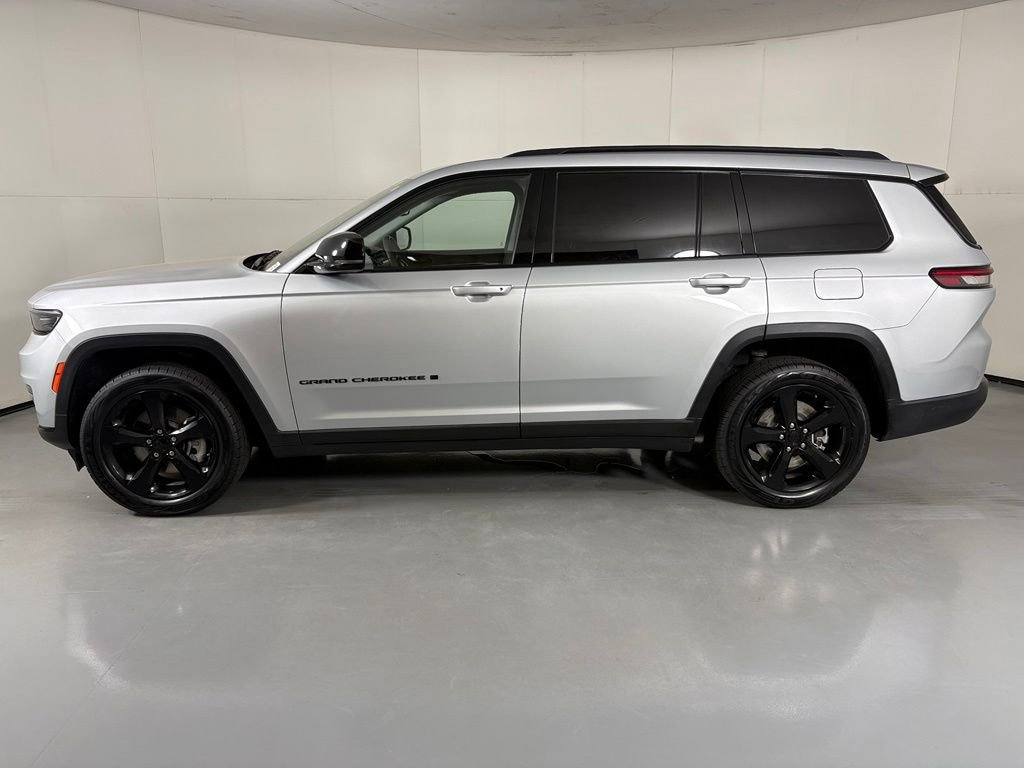 Used 2023 Jeep Grand Cherokee L Limited w/ Black Appearance Package AWD/4WD image 5