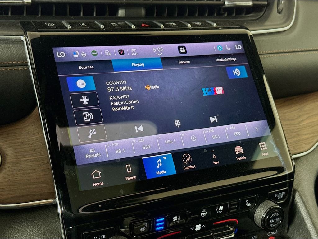 Used 2023 Jeep Grand Cherokee L Summit w/ Luxury Tech Group V image 16