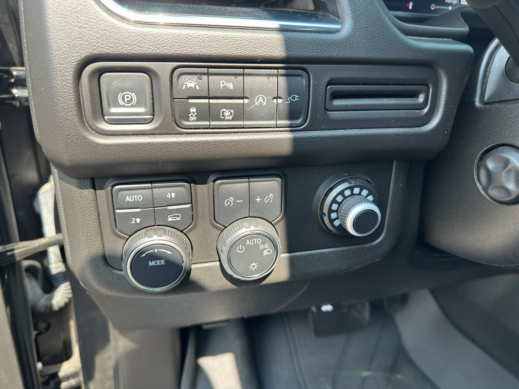 Used 2022 Chevrolet Tahoe RST w/ Luxury Package AWD/4WD image 16