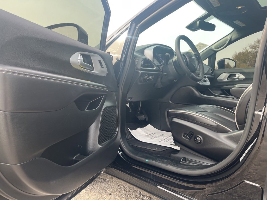 Used 2025 Chrysler Pacifica Limited image 9