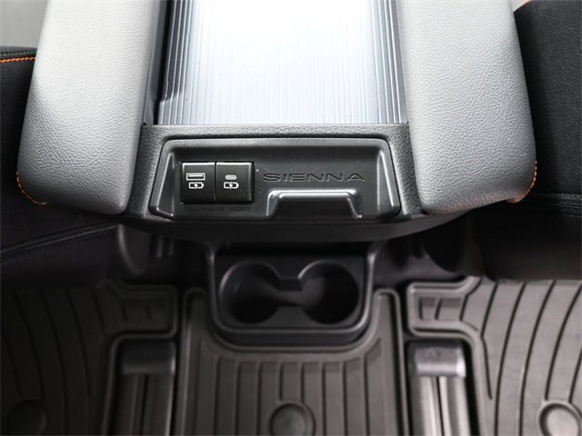 Used 2022 Toyota Sienna XSE image 40