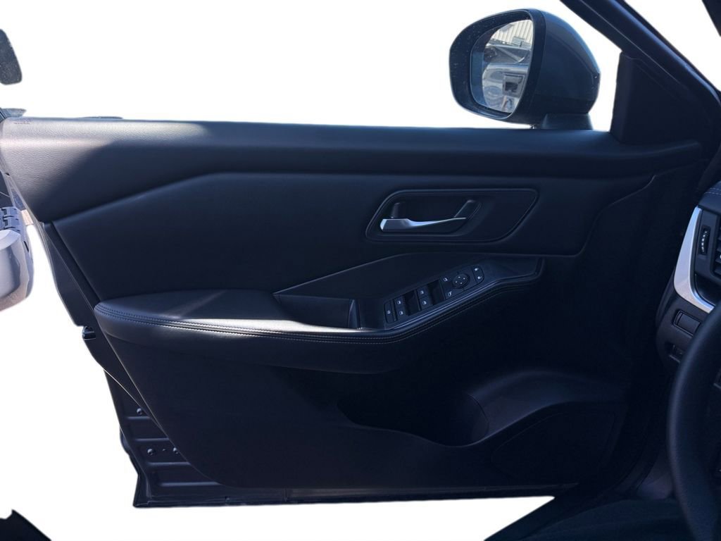 Used 2024 Nissan Rogue SV image 17