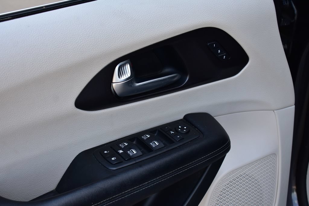 Used 2020 Chrysler Pacifica Limited FWD image 16
