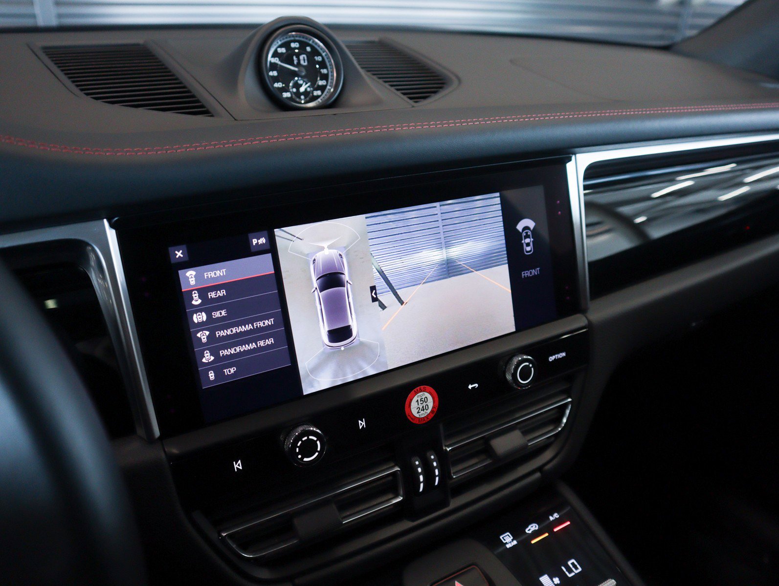 Certified 2023 Porsche Macan AWD/4WD image 18