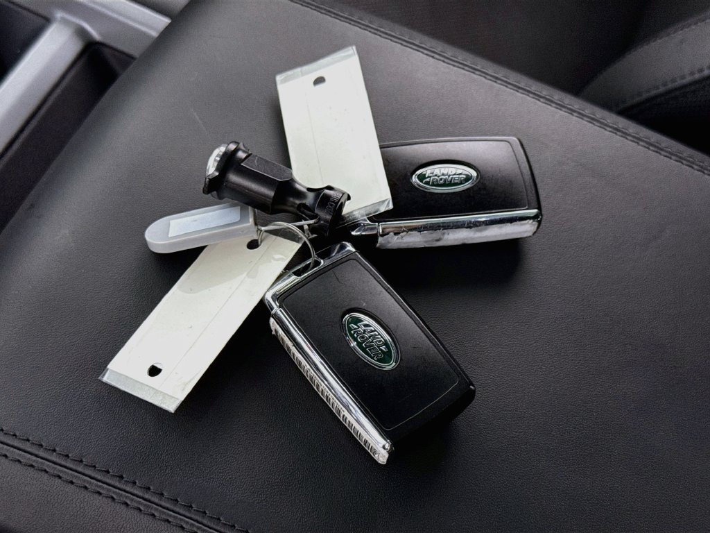 Used 2025 Land Rover Defender 130 V8 AWD/4WD image 17