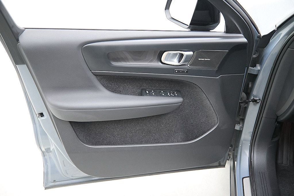 Certified 2023 Volvo XC40 Recharge Ultimate w/ Protection Package Premier image 10