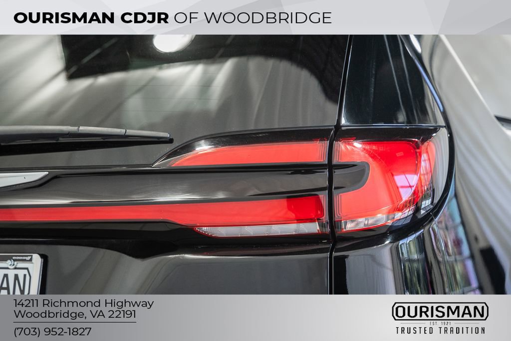 Used 2024 Chrysler Pacifica Touring-L image 7