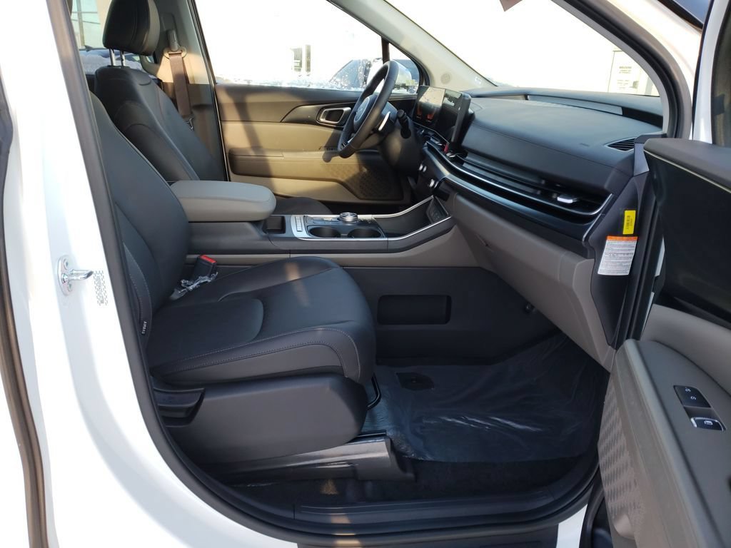 New 2026 Kia Carnival LXS FWD image 18