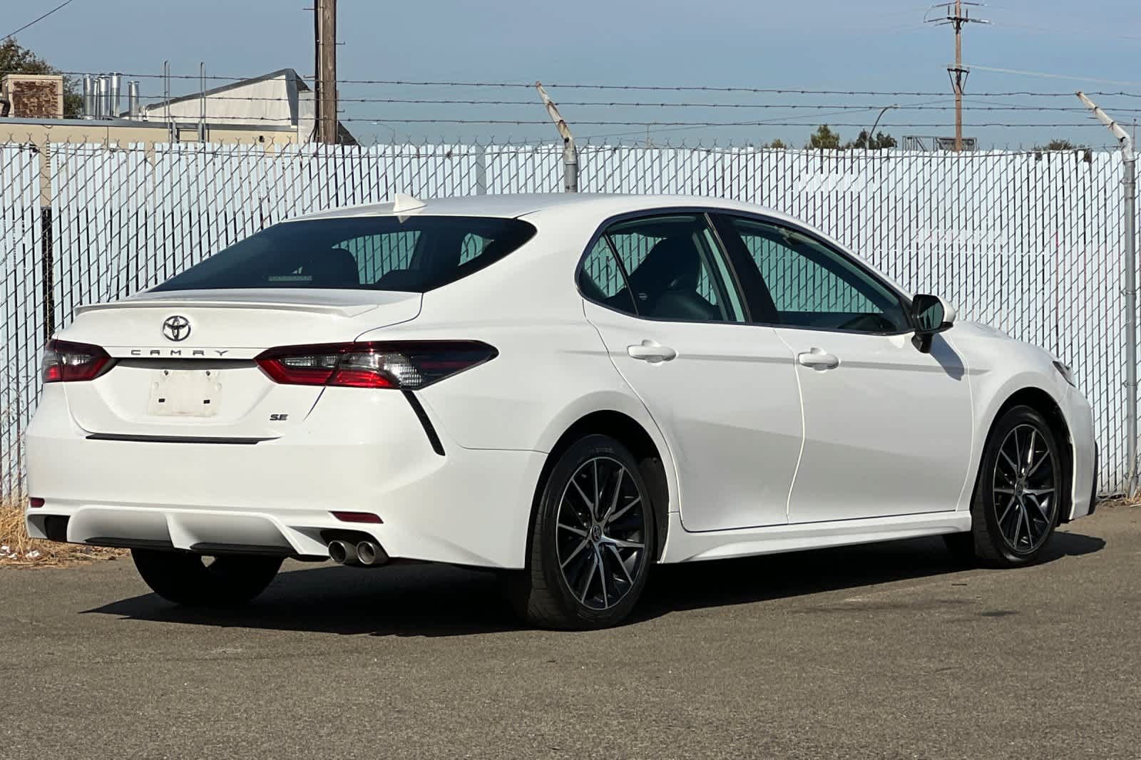Used 2021 Toyota Camry SE FWD image 3