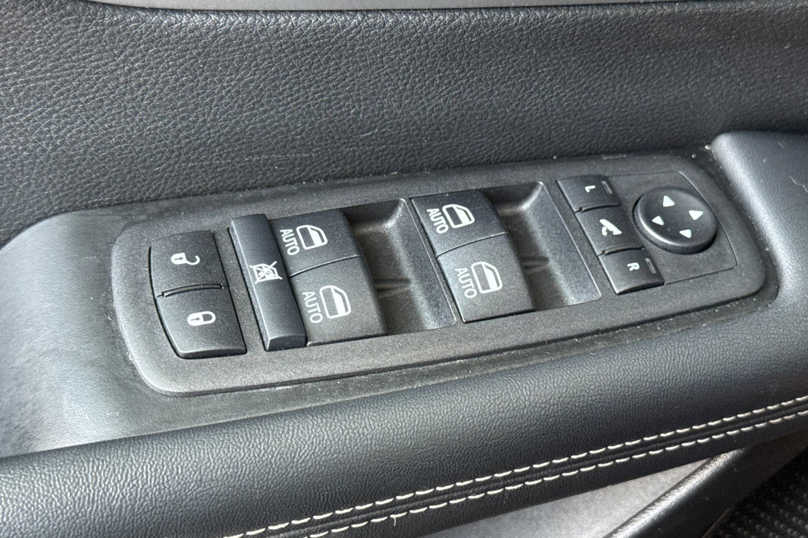 Used 2025 Chrysler Pacifica Limited FWD image 11