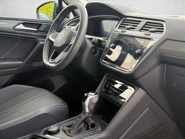 Used 2023 Volkswagen Tiguan SE w/ Panoramic Sunroof Package image 24