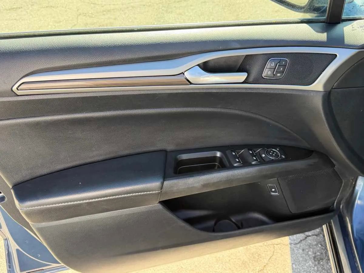 Used 2019 Ford Fusion SEL FWD image 16