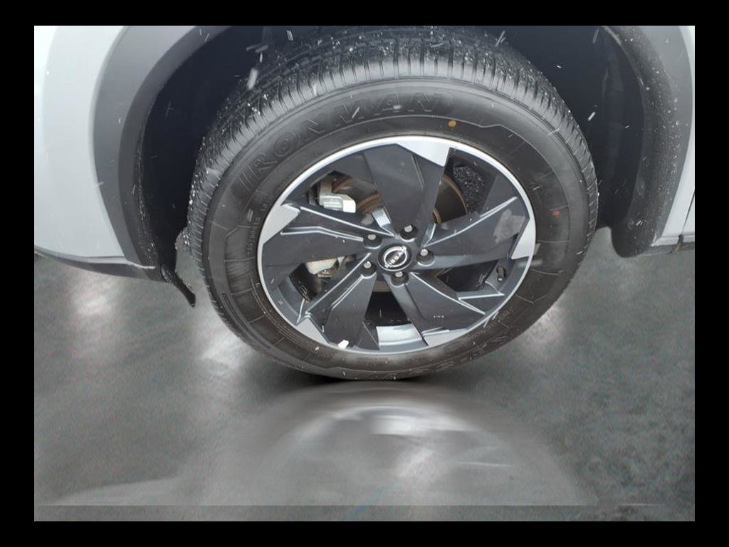 Used 2025 Nissan Rogue SV image 9