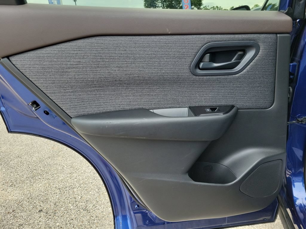 Used 2023 Nissan Rogue S AWD/4WD image 8