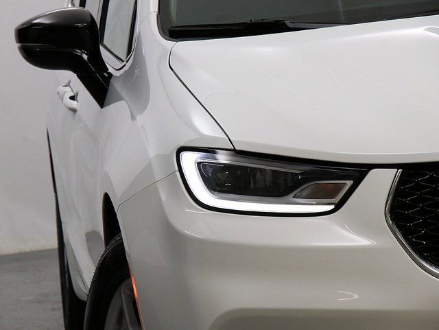 Used 2024 Chrysler Pacifica Touring-L image 4