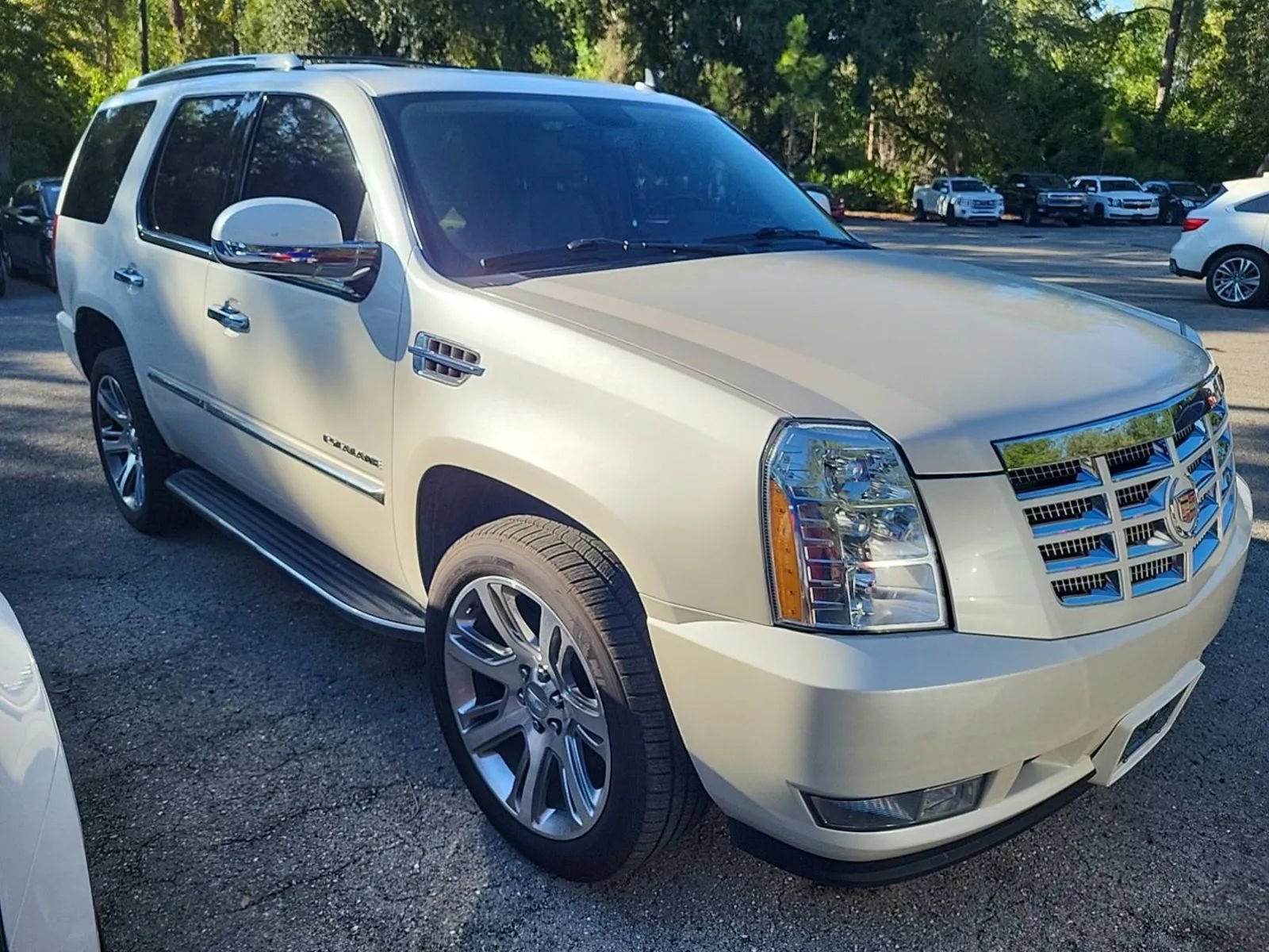 Used 2012 Cadillac Escalade Luxury image 3