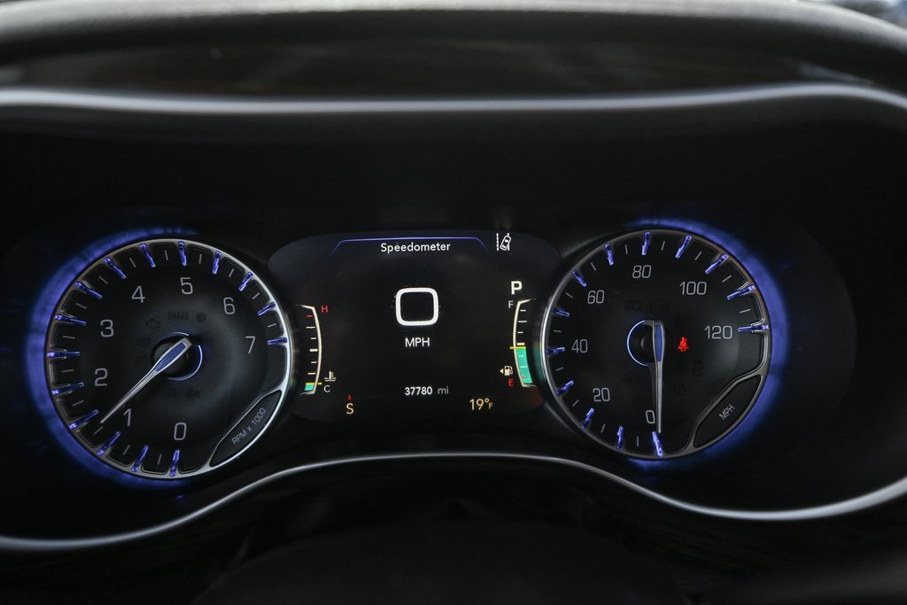 Used 2021 Chrysler Pacifica Limited w/ Uconnect Theater Family Group image 40