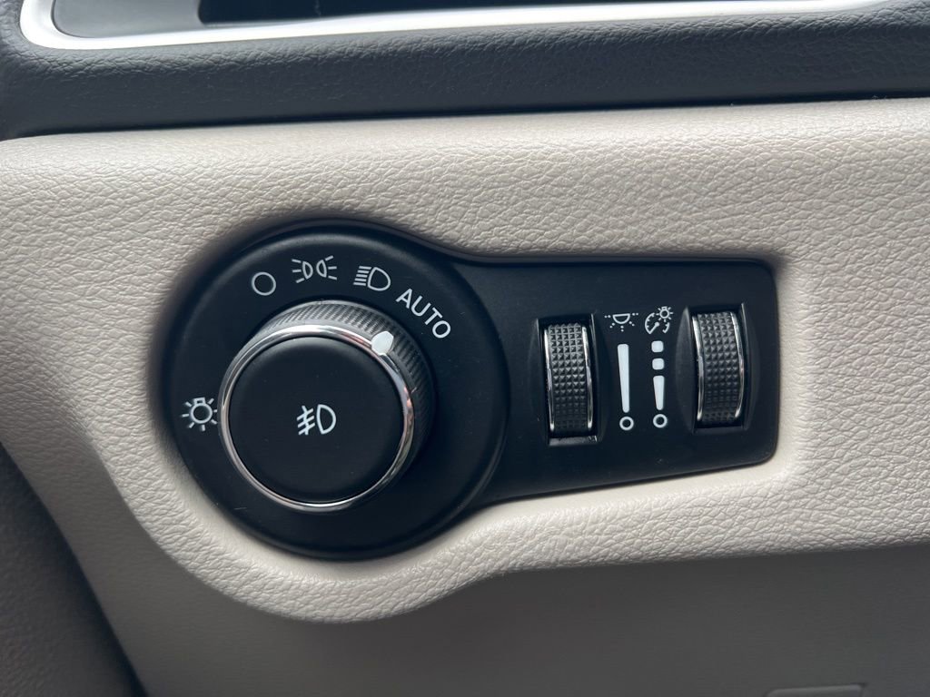 Used 2023 Chrysler Pacifica Touring-L image 15