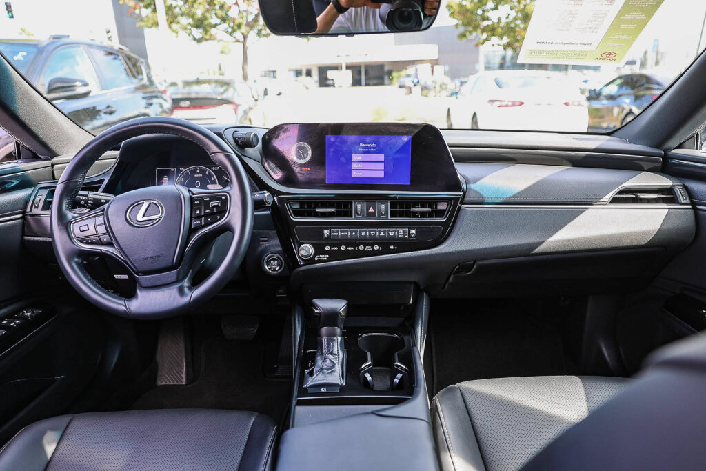 Used 2025 Lexus ES 350 FWD image 2