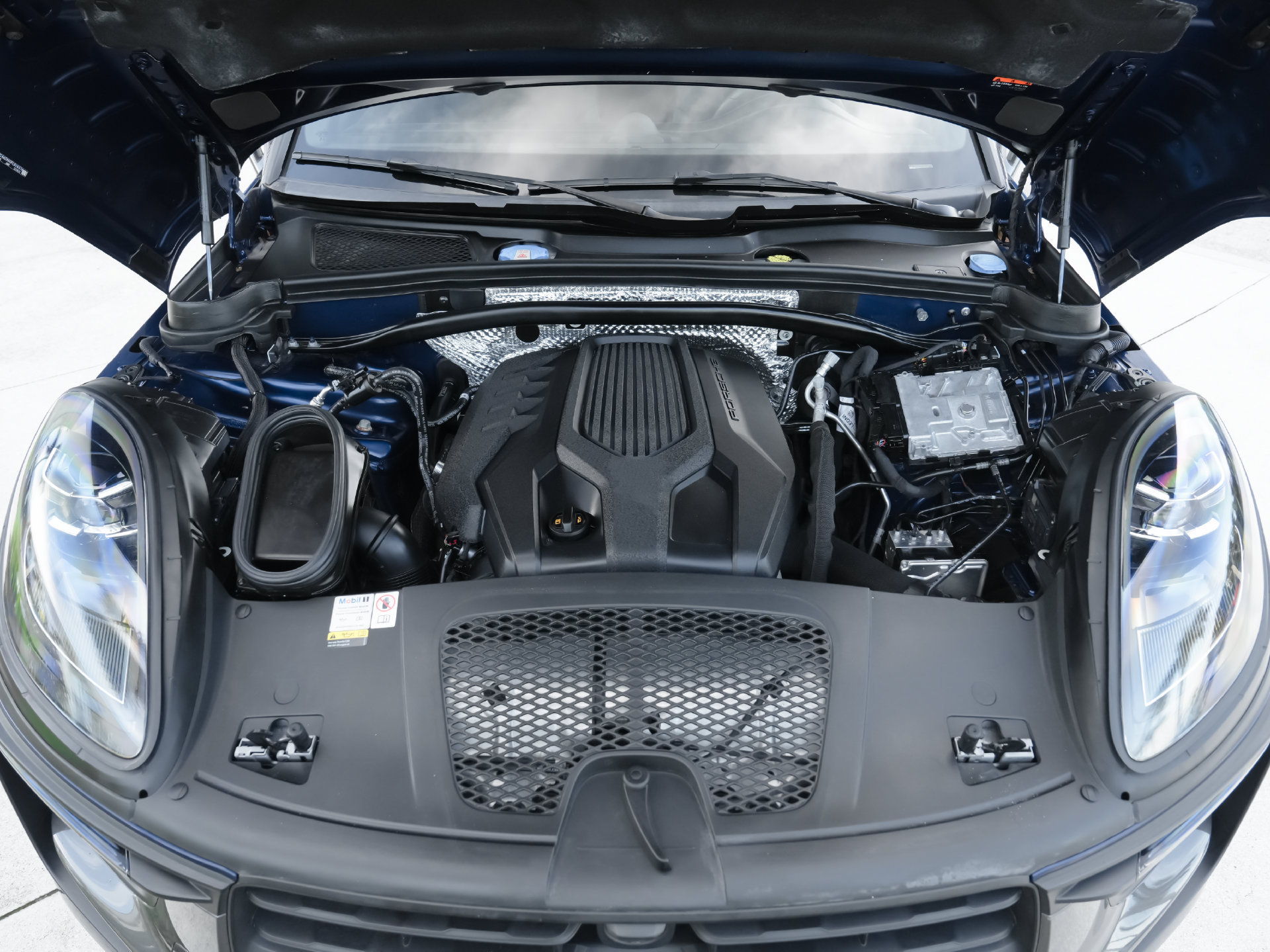 Used 2023 Porsche Macan Turbo AWD/4WD image 42