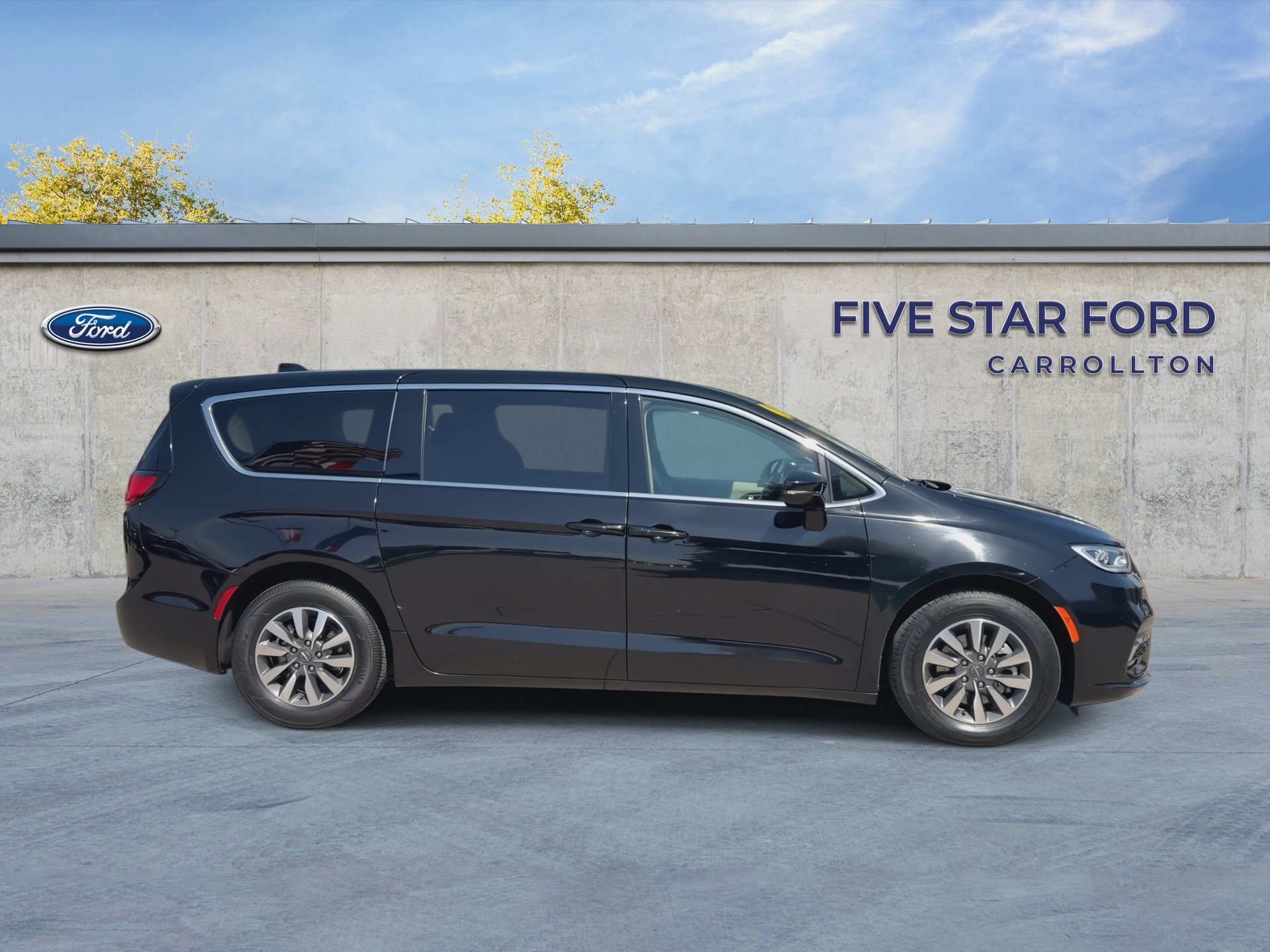 Used 2024 Chrysler Pacifica Limited FWD image 9