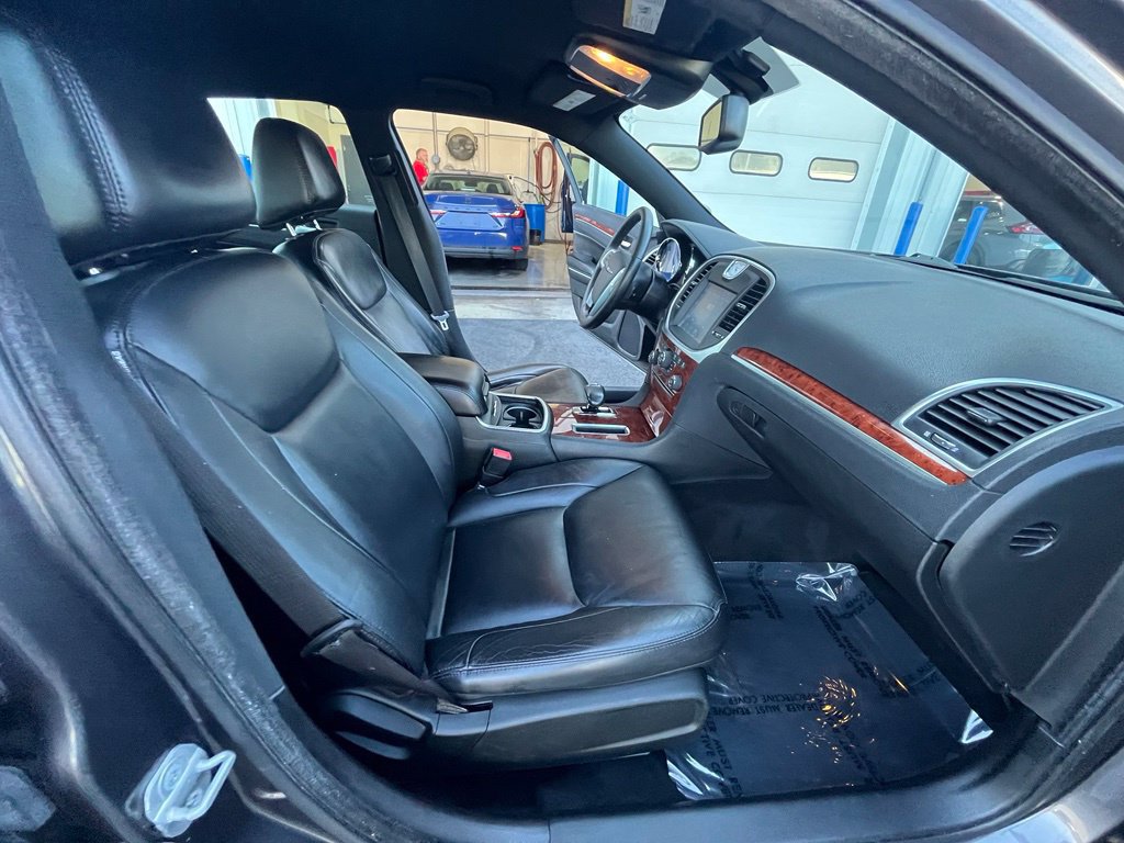 Used 2013 Chrysler 300 RWD image 17