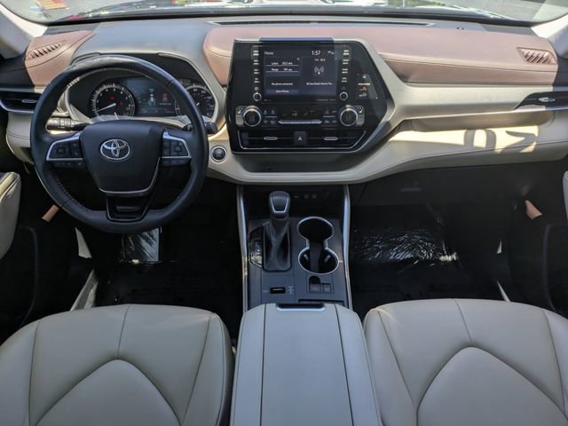 Used 2020 Toyota Highlander XLE image 17
