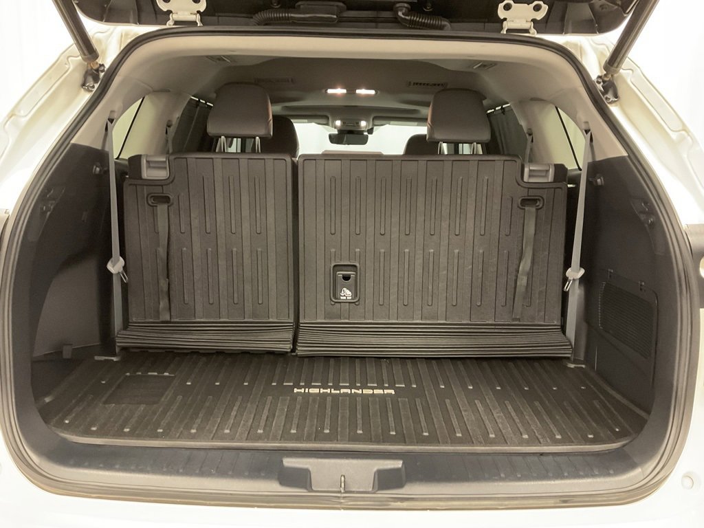 Used 2021 Toyota Highlander XLE image 11