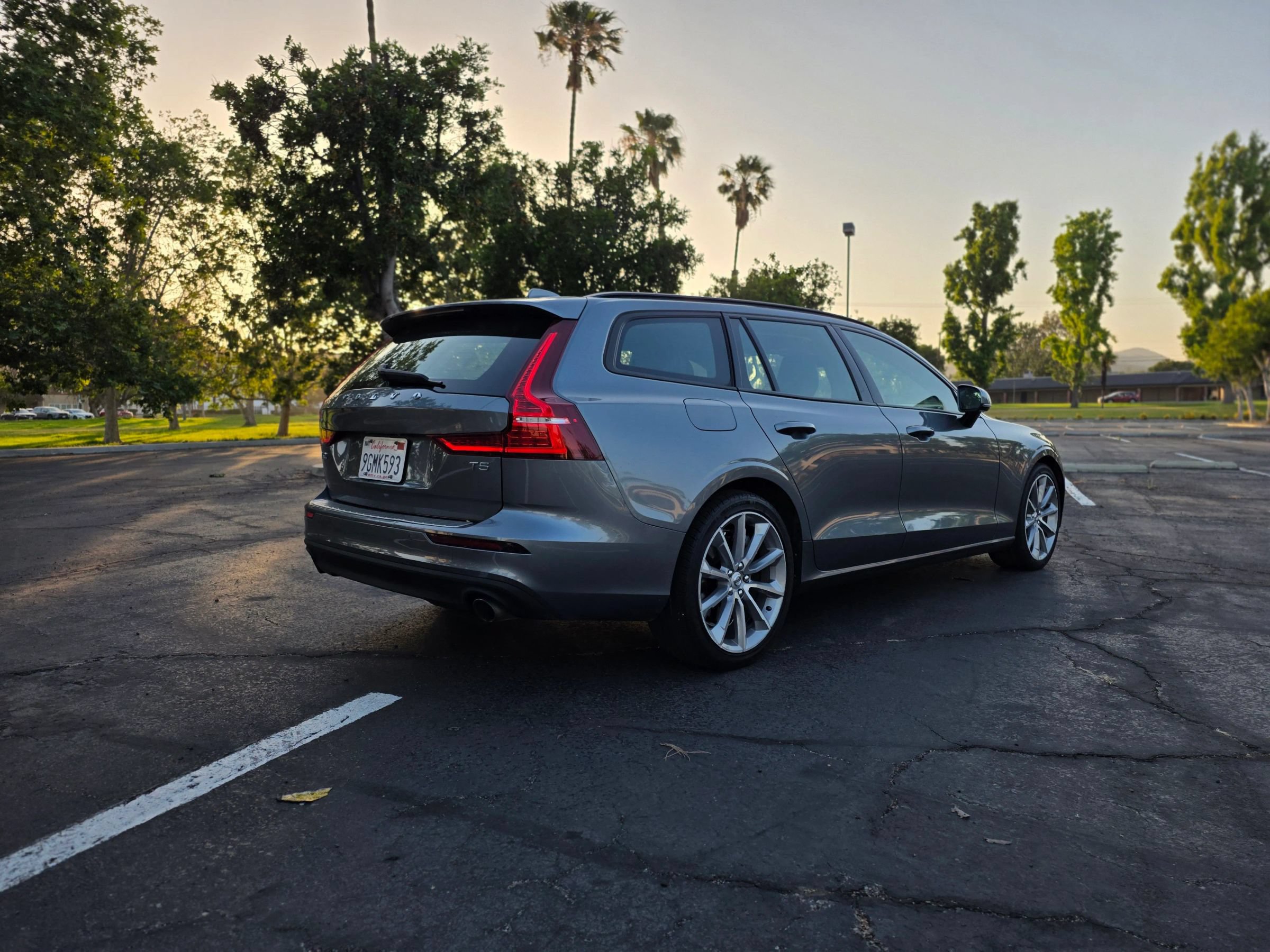 Used 2020 Volvo V60 T5 Momentum FWD image 4