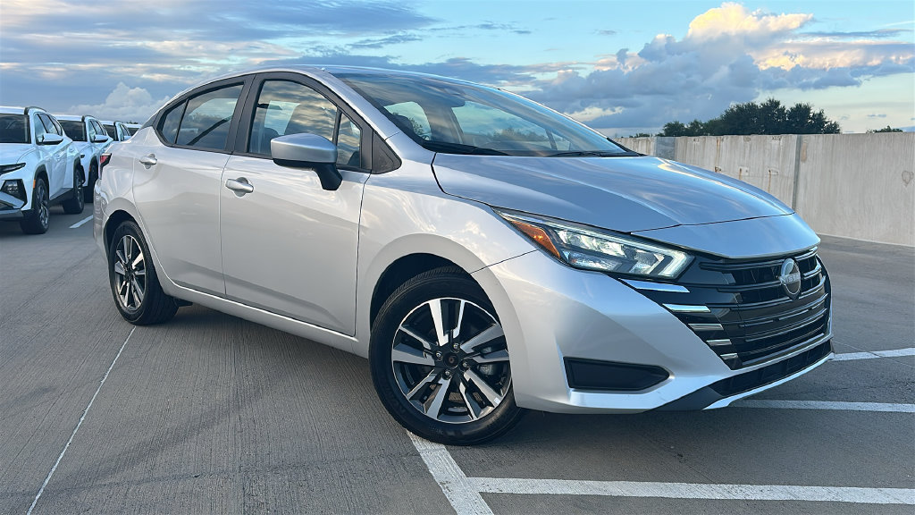 Used 2025 Nissan Versa SV FWD image 5