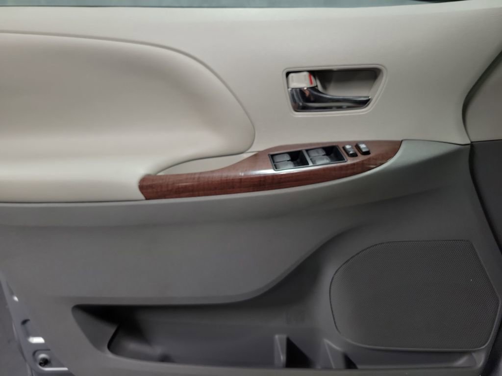 Used 2014 Toyota Sienna XLE image 24