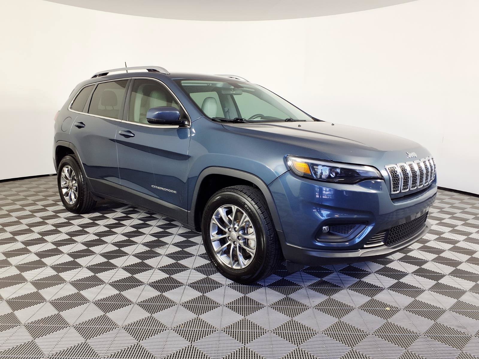 Used 2020 Jeep Cherokee Latitude Plus AWD/4WD image 3