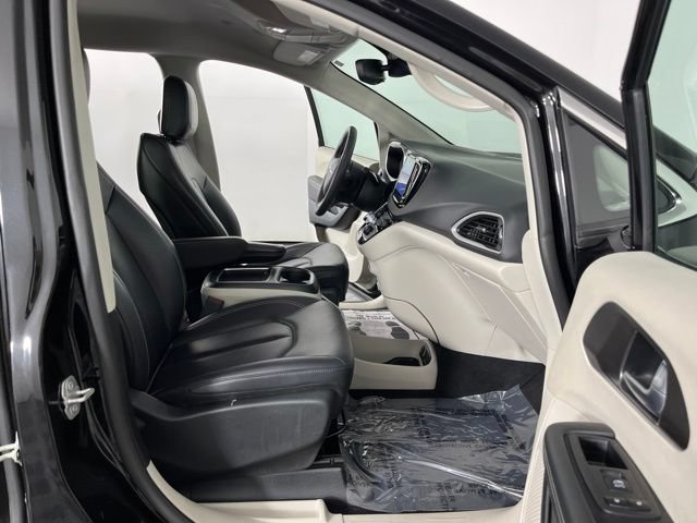 Used 2024 Chrysler Pacifica Touring-L FWD image 40