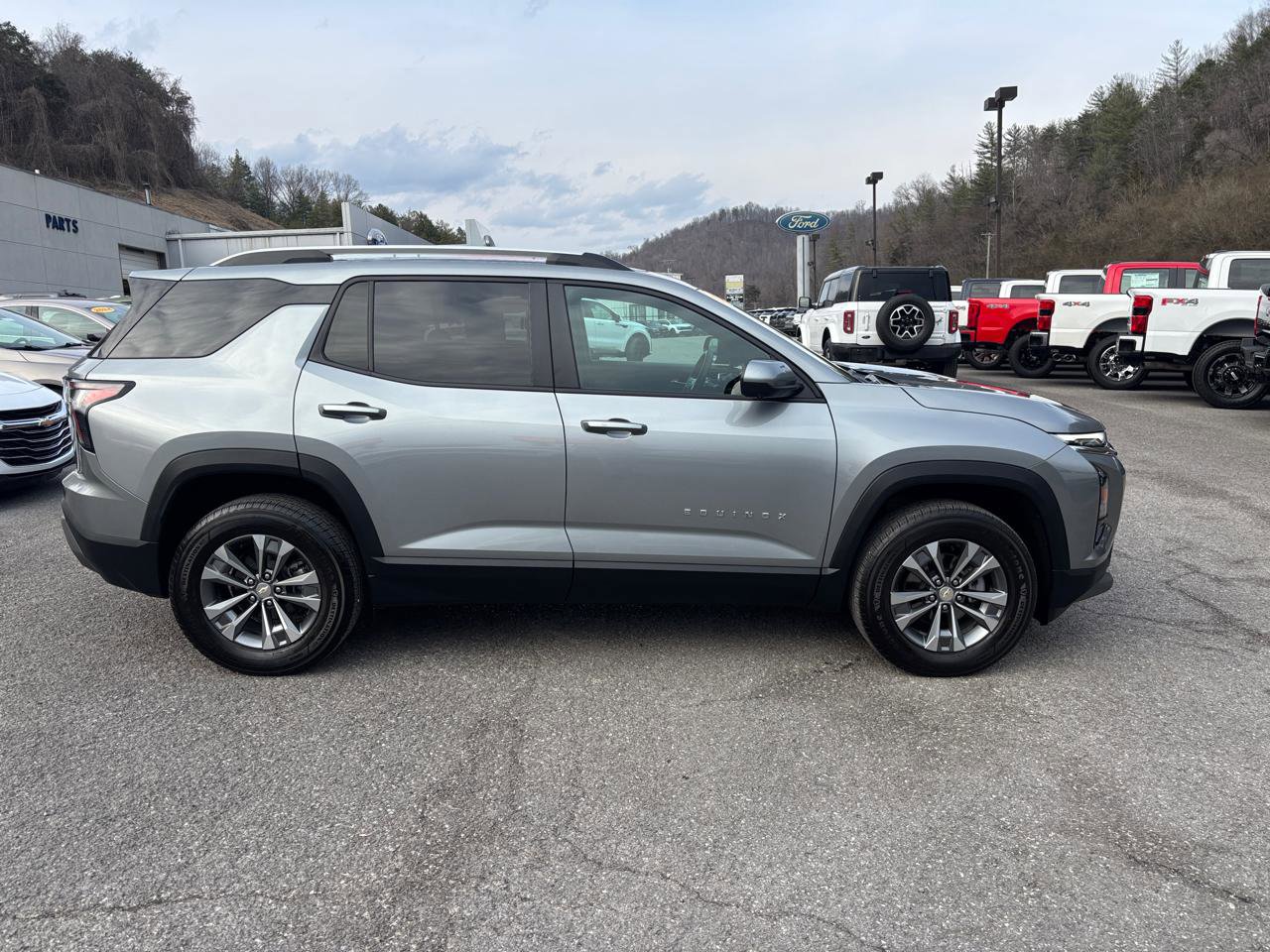 Used 2025 Chevrolet Equinox LT w/ Safety and Technology Package FWD image 4