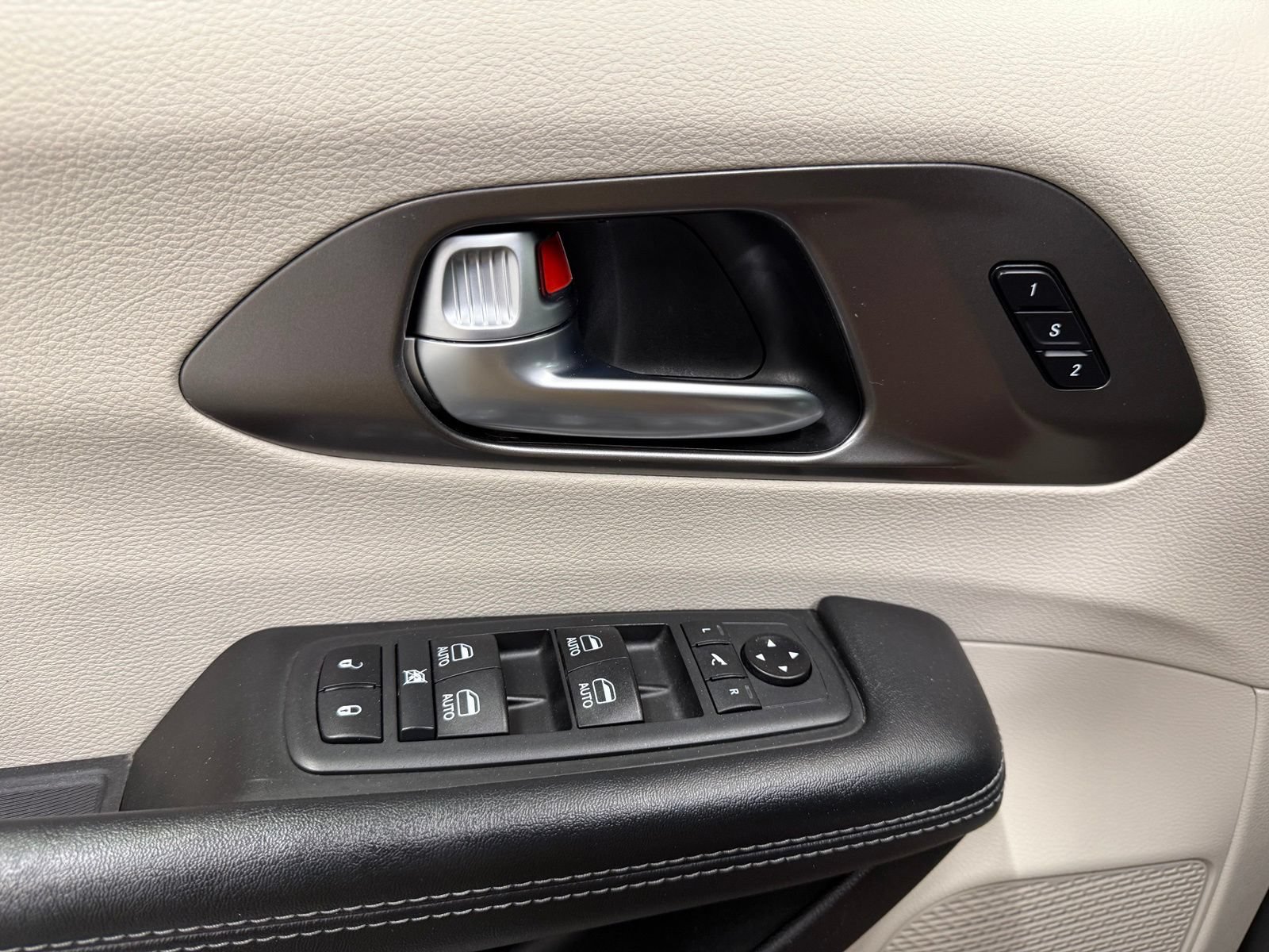 Used 2019 Chrysler Pacifica Limited w/ Tire & Wheel Group FWD image 11