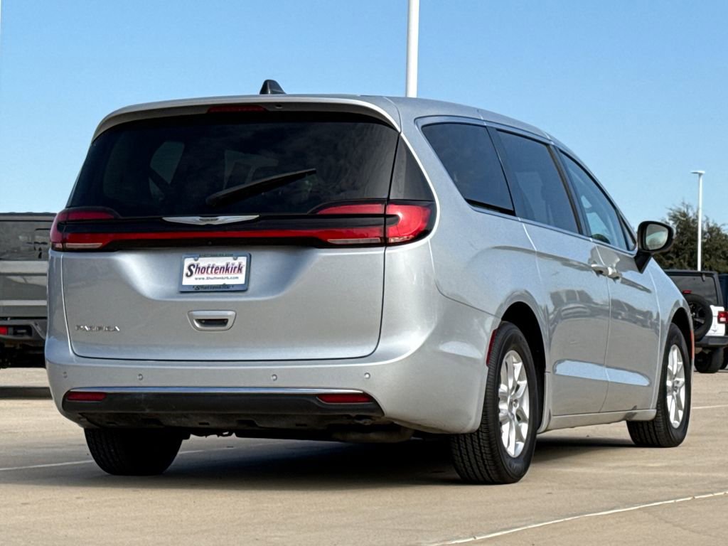 Used 2023 Chrysler Pacifica Touring-L image 8
