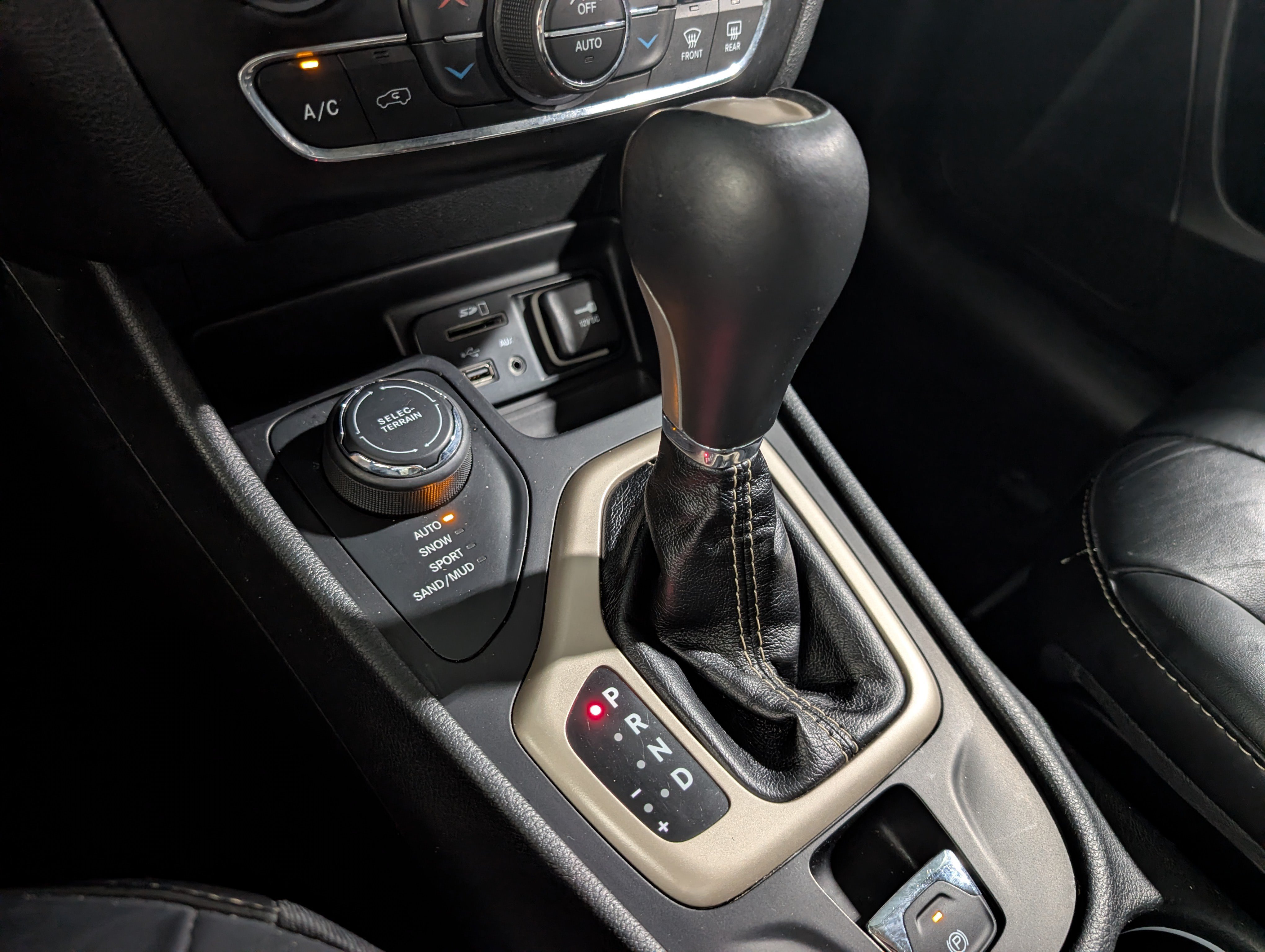 Used 2015 Jeep Cherokee Limited AWD/4WD image 19