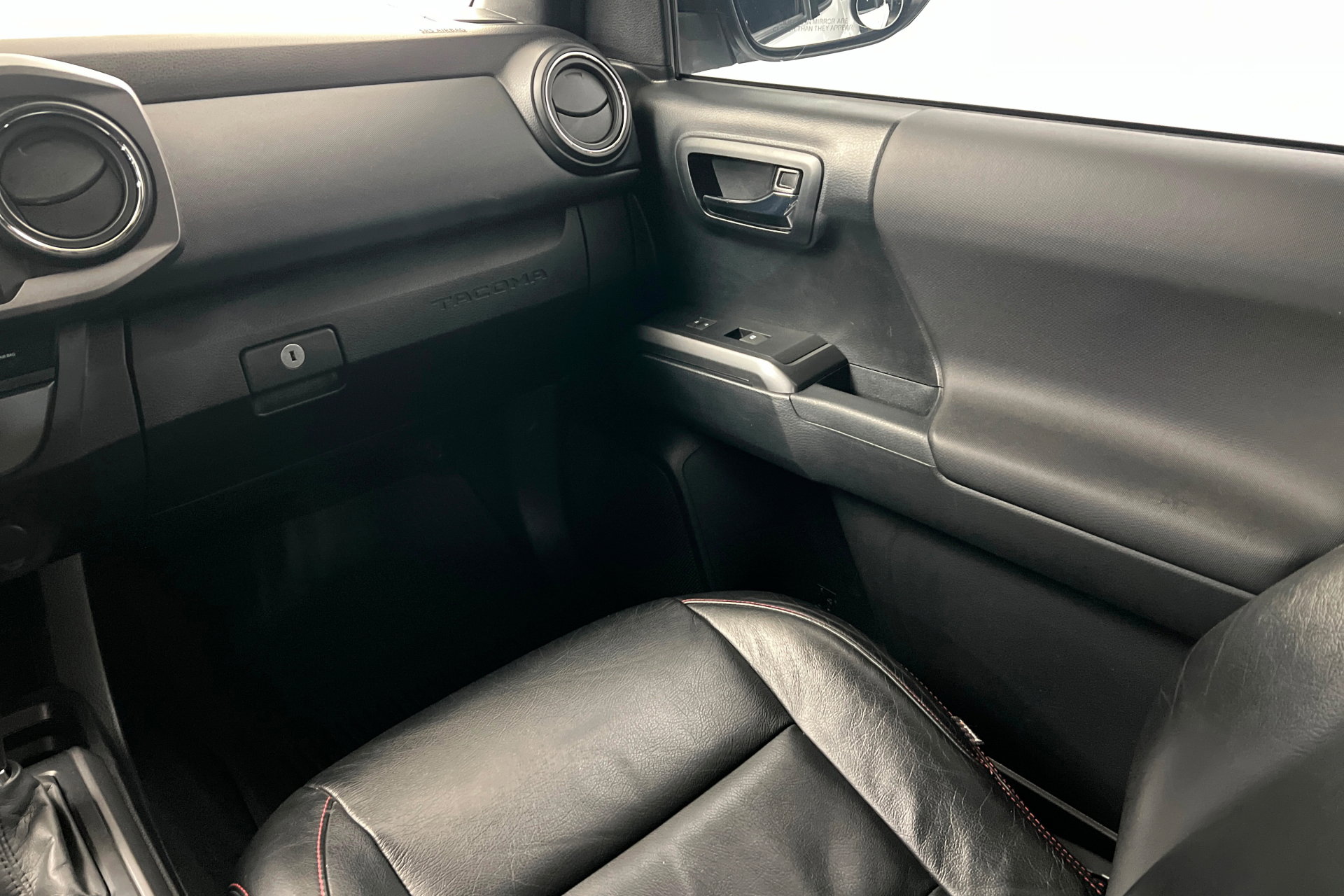 Used 2021 Toyota Tacoma TRD Sport w/ Technology Package image 11