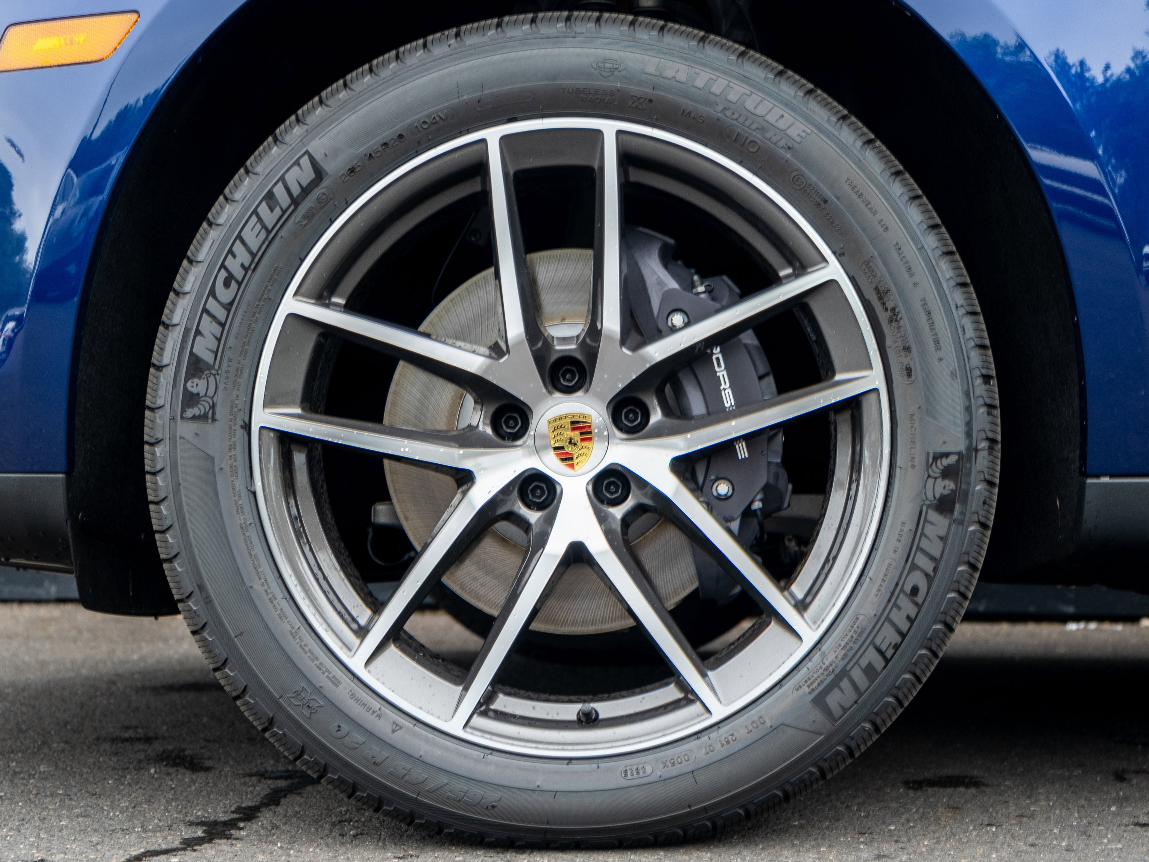 Certified 2025 Porsche Macan image 12