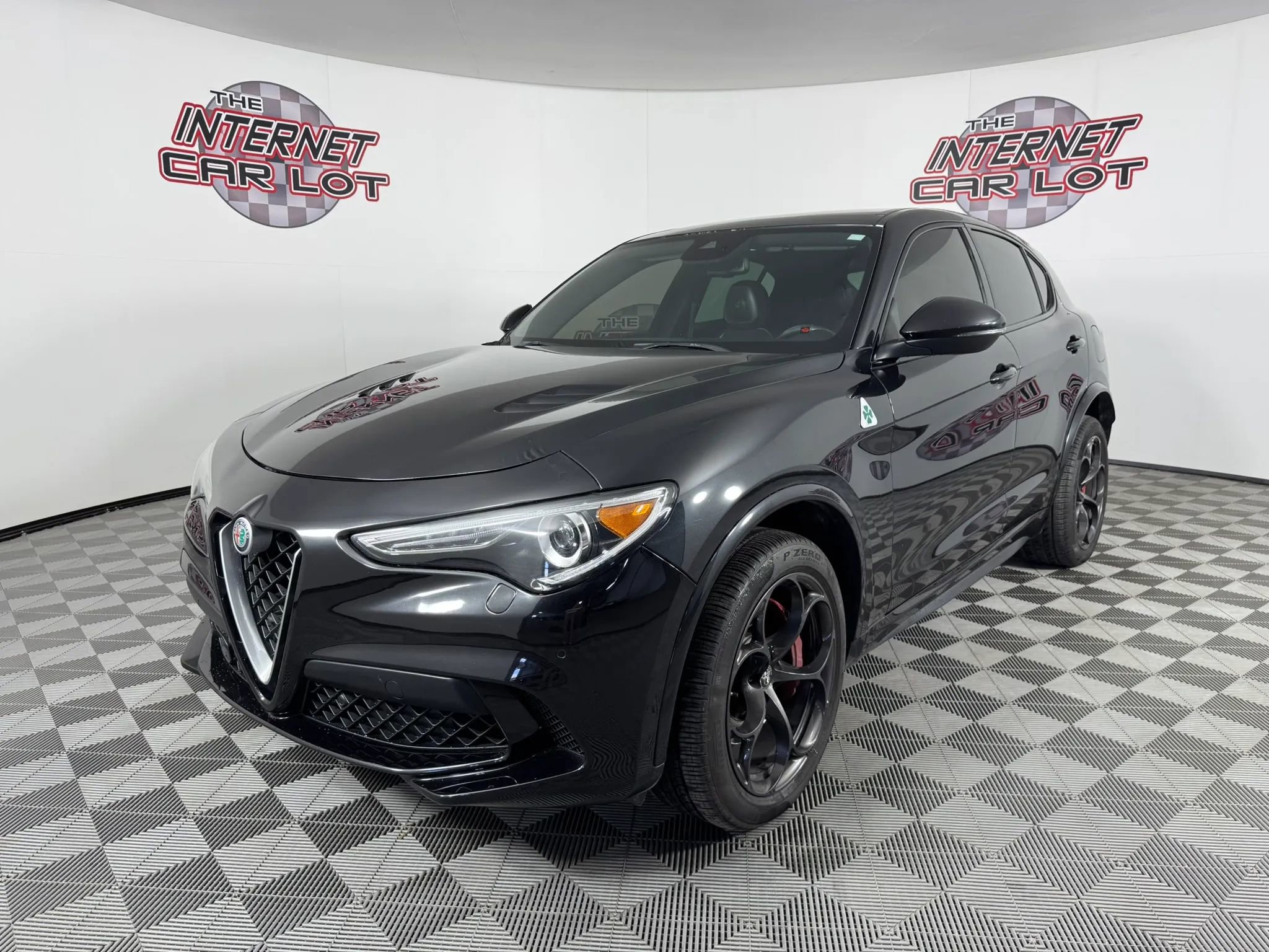 Used 2018 Alfa Romeo Stelvio Quadrifoglio w/ Driver Assist Dynamic Package AWD/4WD image 3
