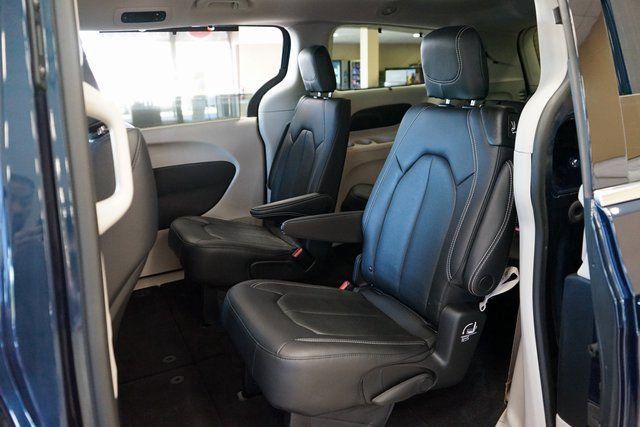 Used 2022 Chrysler Pacifica Touring-L image 44