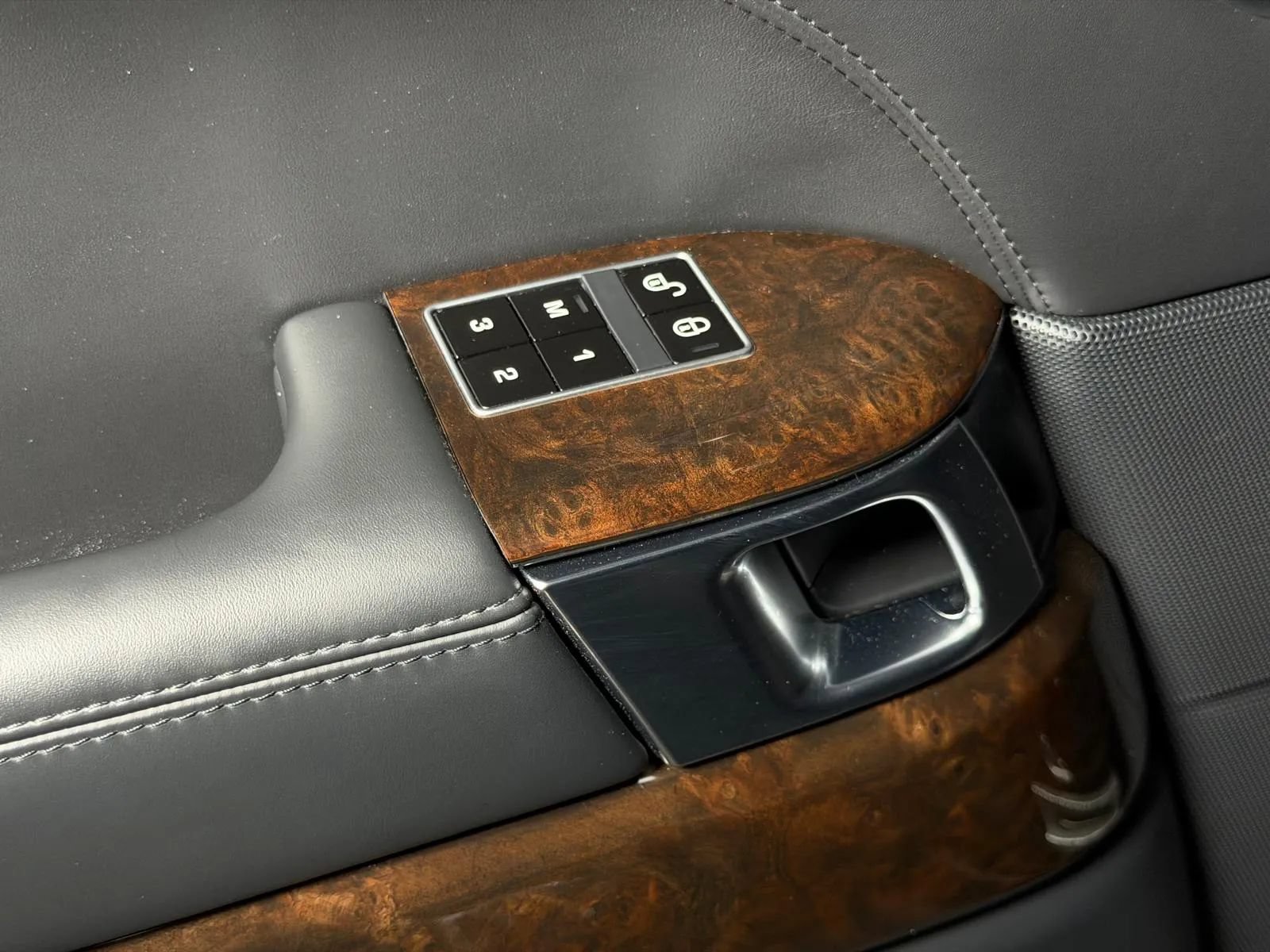 Used 2014 Land Rover Range Rover Autobiography AWD/4WD image 18