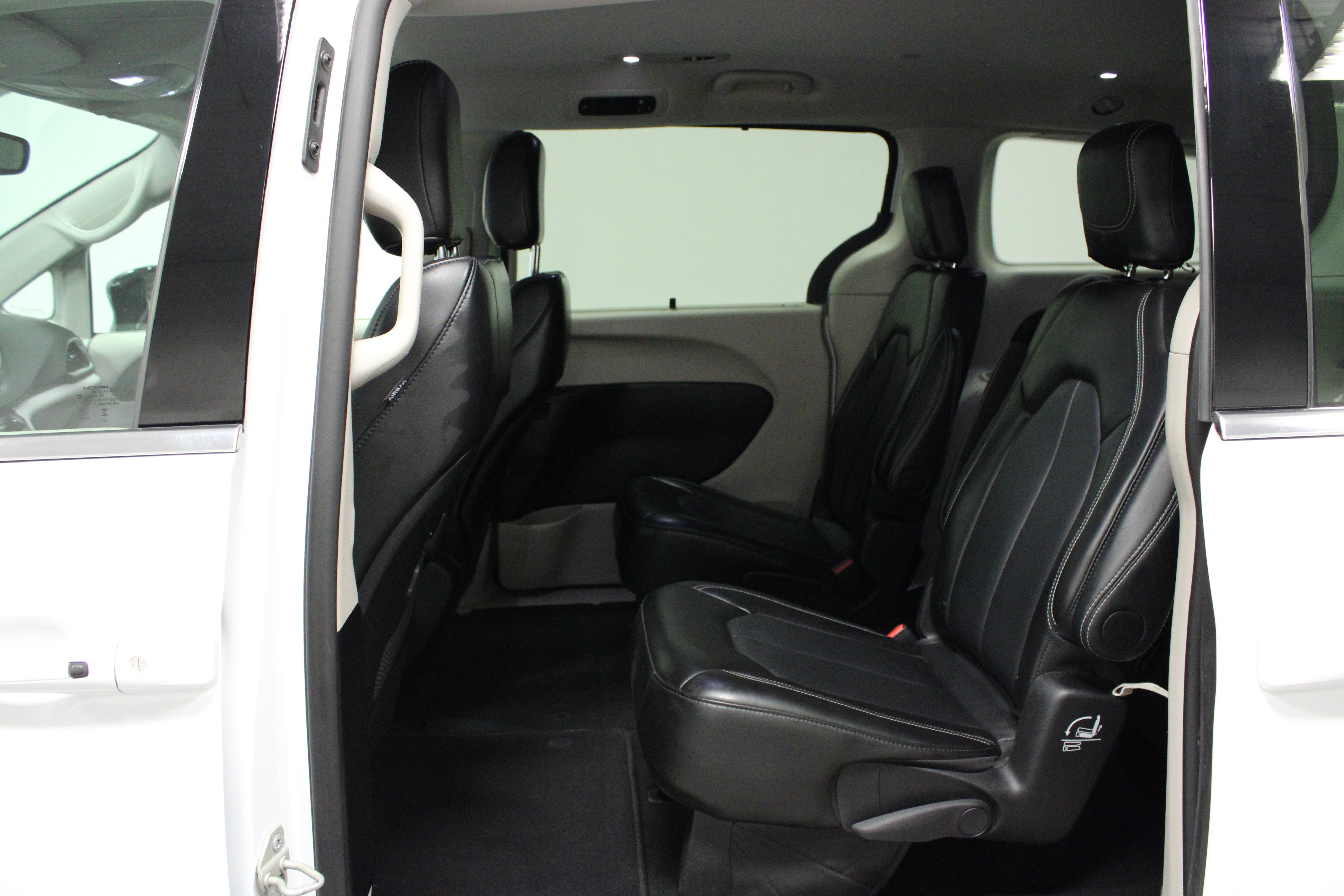 Used 2024 Chrysler Pacifica Touring-L FWD image 13