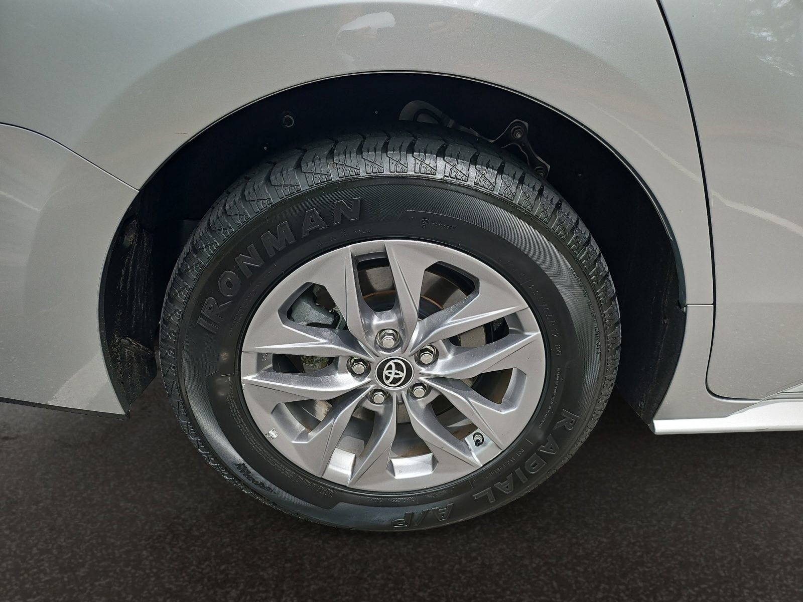 Used 2024 Toyota Sienna XLE FWD image 43