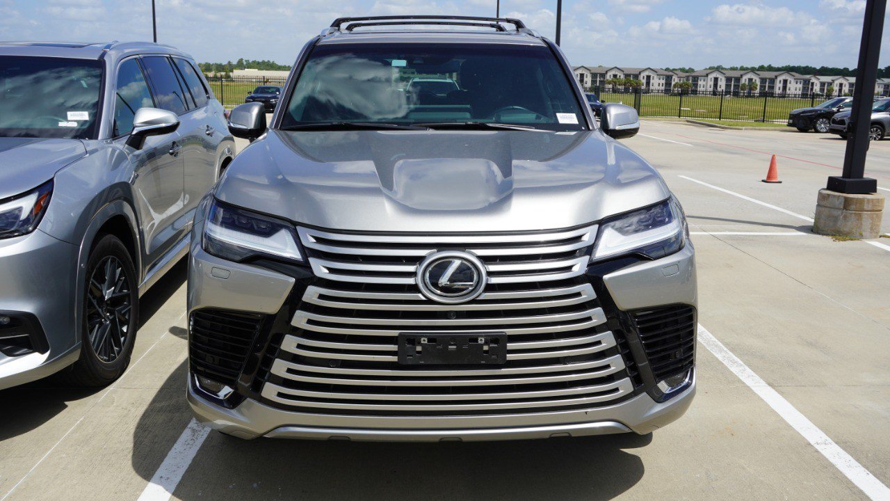 Used 2022 Lexus LX 600 4WD w/ Accessory Package (Z1) image 2